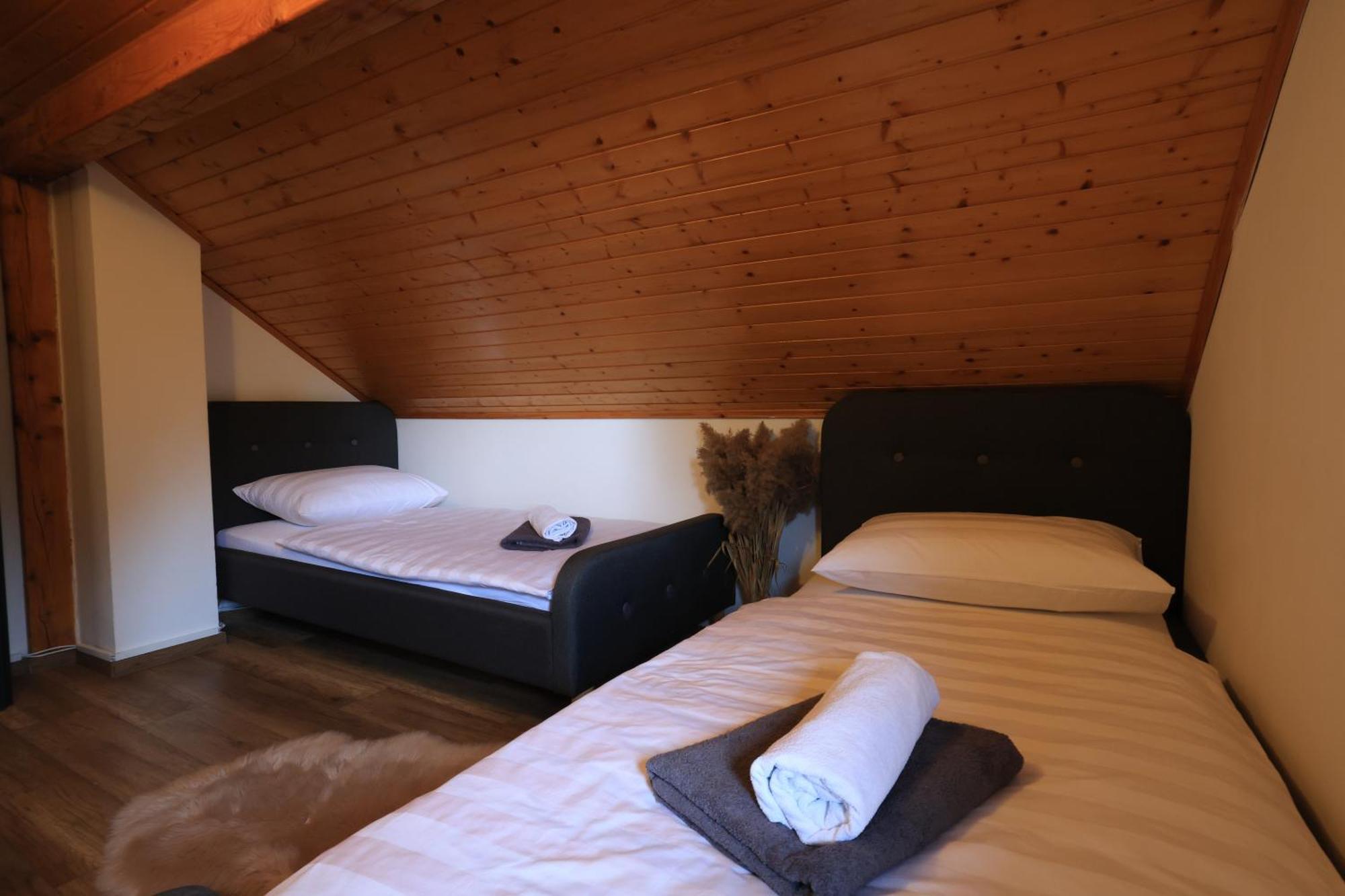Woodenhouse With Two Apartments Otočac Eksteriør billede
