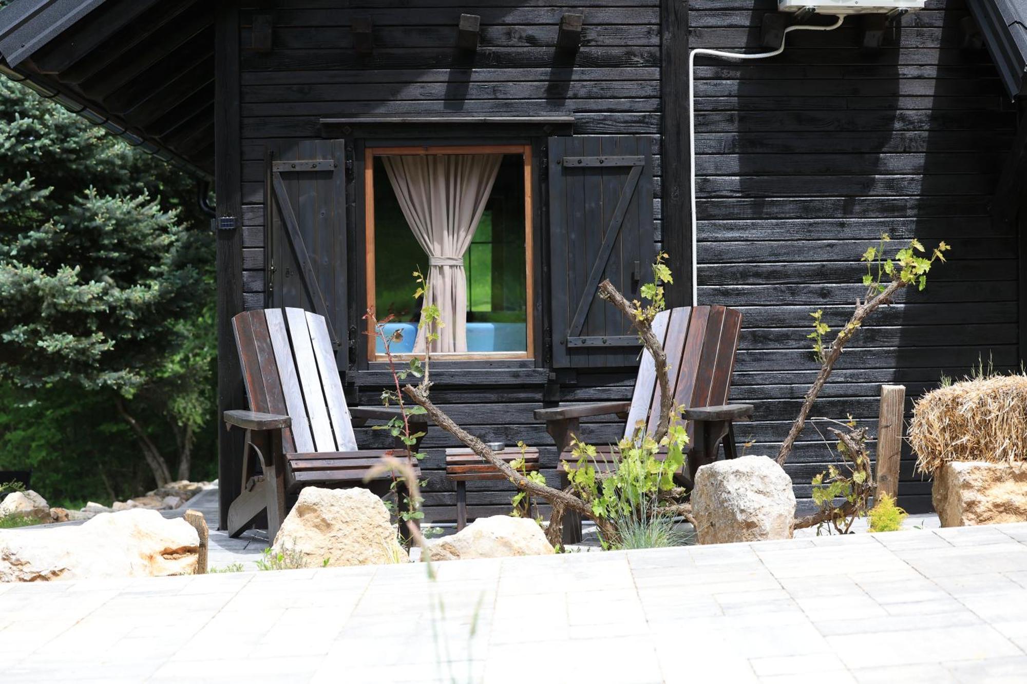 Woodenhouse With Two Apartments Otočac Eksteriør billede