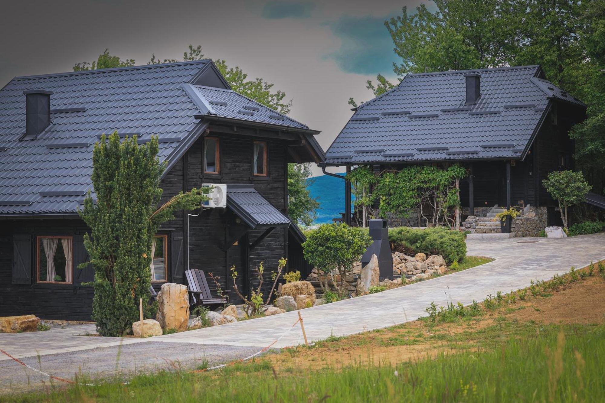 Woodenhouse With Two Apartments Otočac Eksteriør billede